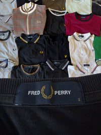 Fred Perry T-Shirt in Schwarz mit charakteristischem Lorbeerkranz-Logo und gestreiften Ärmelbündchen aus Baumwolle