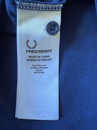 Just Casual Fred Perry Poloshirt Pflegeetikett mit Lorbeerkranz-Logo und Markenknopf auf marineblauem Baumwoll-Piqué