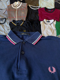 Just Casual Fred Perry Poloshirt in Marineblau aus Baumwoll-Piqué mit rosa-weißem Kragenstreifen und Lorbeerkranz