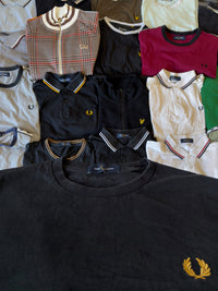Just Casual Fred Perry T-Shirt in Schwarz aus Baumwolle mit goldenem Lorbeerkranz-Logo und gestreiften Ärmelbündchen