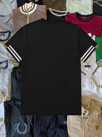 Schwarzes Just Casual Fred Perry T-Shirt aus Baumwolle mit markanten weiß-goldenen Streifen an den Ärmelbündchen