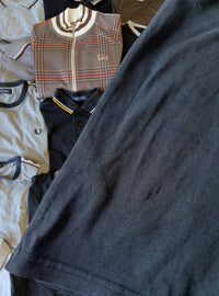 Just Casual Fred Perry T-Shirt in Schwarz mit gestreiften Ärmelbündchen und Lorbeerkranz-Logo aus Baumwolle