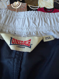 Just Casual Lonsdale London Sportshorts in Marineblau mit weißem elastischem Bund und Größenetikett 2XL
