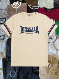Just Casual Lonsdale London T-Shirt in Beige aus Baumwolle mit blau-roten Streifen an den Ärmeln und Logo-Print