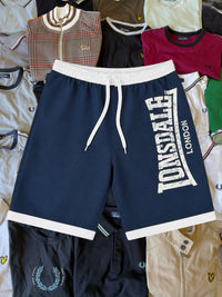Just Casual Lonsdale London Sportshorts in Marineblau mit weißem Vintage-Logodruck, elastischem Bund und Kordelzug.