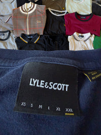 Just Casual Lyle & Scott Langarmshirt aus marineblauer Baumwolle mit Markenetikett im Fokus