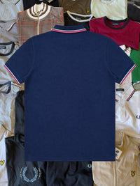 Dunkelblaues Fred Perry Poloshirt aus Baumwoll-Piqué mit kontrastierenden Streifen an Kragen und Ärmelbündchen