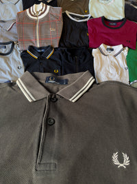 Dunkelgraues Fred Perry Poloshirt aus Baumwoll-Piqué mit gestreiftem Kragen und weißem Lorbeerkranz-Logo auf der Brust
