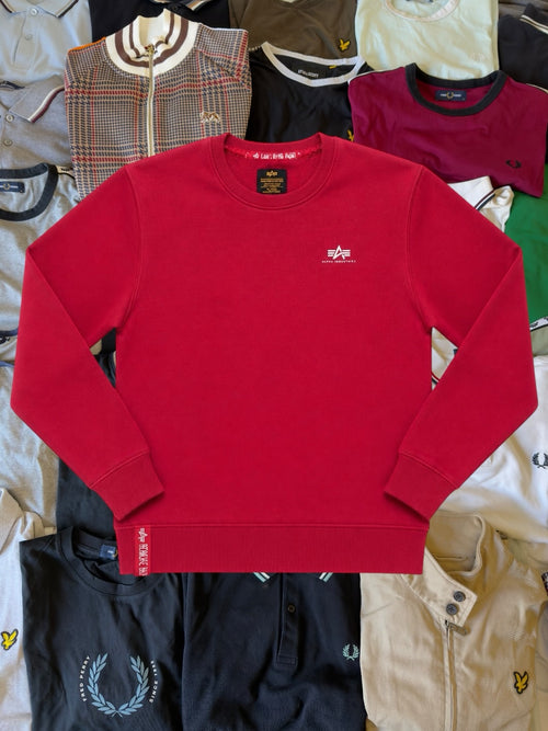 Just Casual Alpha Industries Sweatshirt in Rot mit Rundhalsausschnitt, Logo-Stickerei und Remove Before Flight-Detail