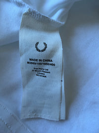 Just Casual Fred Perry T-Shirt Pflegeetikett mit Lorbeerkranz-Logo und Herstellungsdetails auf weißem Stoff