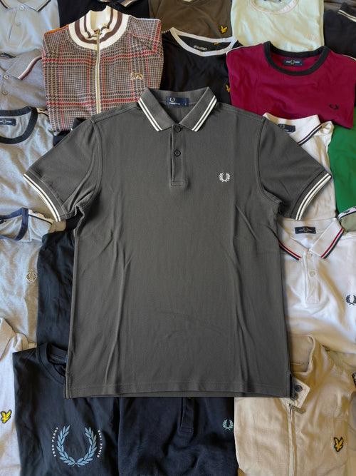 Just Casual Fred Perry Poloshirt in Dunkelgrau aus Baumwoll-Piqué mit gestreiftem Kragen und Lorbeerkranz-Logo