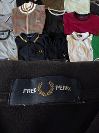 Just Casual Fred Perry Poloshirt mit schwarzem Stoff und gesticktem Lorbeerkranz-Logo auf dem Etikett