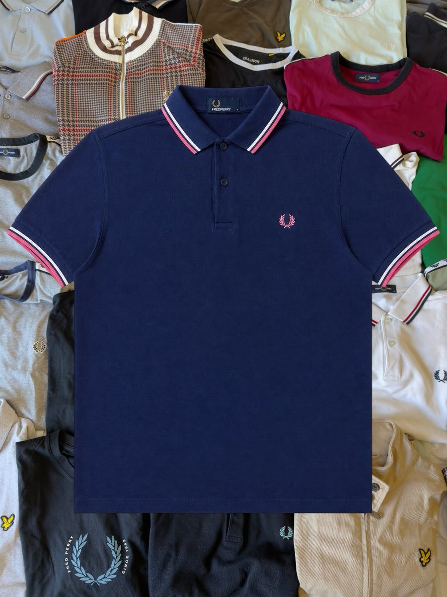 Just Casual Fred Perry Poloshirt in Marineblau aus Baumwoll-Piqué mit weiß-rosa Streifen am Kragen und Lorbeerkranz