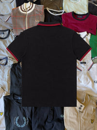 Just Casual Fred Perry Poloshirt in Schwarz aus Baumwoll-Piqué mit roten Kontraststreifen an Kragen und Ärmeln