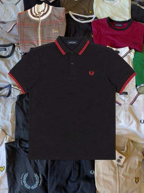 Just Casual Fred Perry Poloshirt in Schwarz mit roten Kontraststreifen am Kragen und Lorbeerkranz-Logo auf der Brust