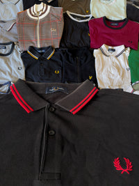 Just Casual Fred Perry Poloshirt in Schwarz aus Baumwoll-Piqué mit roten Kontraststreifen am Kragen und Lorbeerkranz-Logo