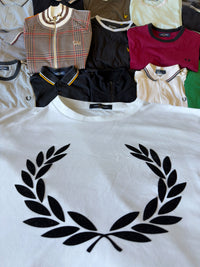 Just Casual Fred Perry T-Shirt in Weiß mit großem schwarzem Lorbeerkranz-Logo aus samtiger Textur auf der Brust
