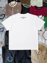 Rückansicht eines weißen Just Casual Fred Perry T-Shirts aus Baumwolle mit schwarzem Original Since 1952 Schriftzug