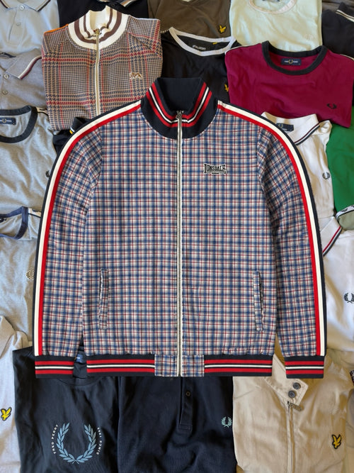 Just Casual Lonsdale Trainingsjacke mit blau-rot-weißem Karomuster, Stehkragen und sportlichen Streifen an den Ärmeln.