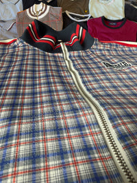 Just Casual Lonsdale Trainingsjacke mit blau-rot-weißem Karomuster, Stehkragen und durchgehendem Reißverschluss