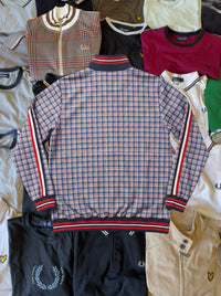 Just Casual Lonsdale Trainingsjacke mit blau-rot-weißem Karomuster, Stehkragen und gestreiften Bündchen, Rückansicht