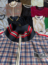 Just Casual Lonsdale London Trainingsjacke mit blau-rot-weißem Karomuster, Stehkragen und Reißverschluss