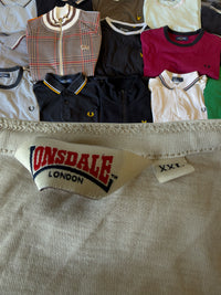 Beiges Lonsdale London T-Shirt aus Baumwolle mit Markenetikett und XXL-Größenangabe im Fokus