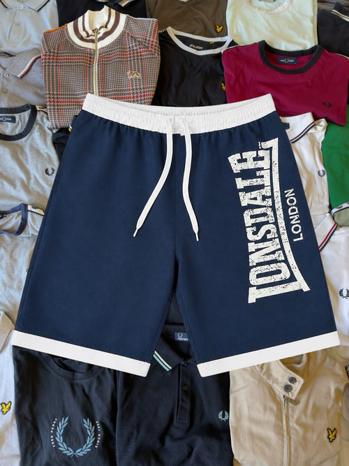 Just Casual Lonsdale London Sportshorts in Marineblau mit weißem Vintage-Logodruck, elastischem Bund und Kordelzug.