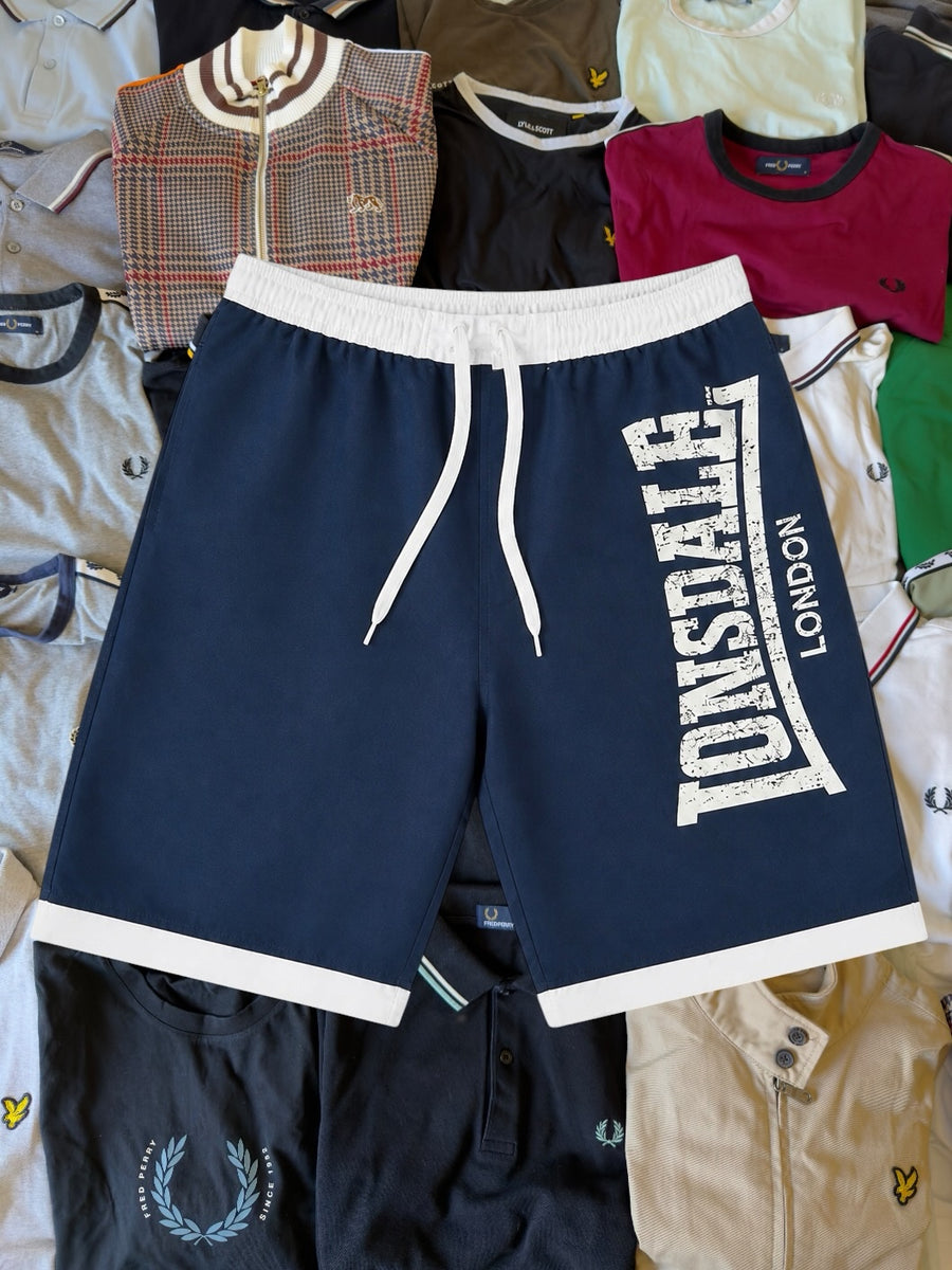 Just Casual Lonsdale London Sportshorts in Marineblau mit weißem Vintage-Logodruck, elastischem Bund und Kordelzug.