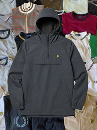 Just Casual Lyle & Scott Schlupfjacke in Anthrazit mit Kapuze, Half-Zip-Reißverschluss und Fronttasche