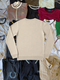 Just Casual Lyle & Scott beiger Langarm-Pullover aus Baumwolle mit Rundhalsausschnitt in flacher Ansicht von hinten
