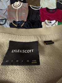 Just Casual Lyle & Scott beiger Baumwollpullover mit schwarzem Markenetikett im Nahbereich