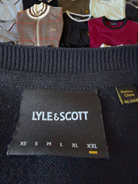 Just Casual Lyle & Scott schwarzer Strick-Pullunder mit Markenetikett und Rundhalsausschnitt aus Baumwolle