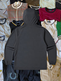 Just Casual Lyle & Scott Windbreaker in Anthrazit mit Kapuze und elastischen Bündchen, Rückansicht