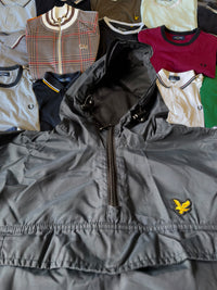 Just Casual Lyle & Scott Schlupfjacke in Anthrazit mit Kapuze, Half-Zip-Reißverschluss und gelbem Logo-Stick