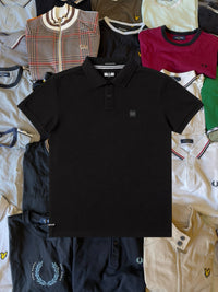 Just Casual WEEKEND OFFENDER schwarzes Poloshirt aus Baumwolle mit geripptem Kragen und dezenter Markenapplikation