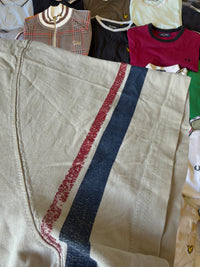 Beiges Lonsdale London T-Shirt aus Baumwolle mit dunkelblauen und roten Streifen am Ärmelbündchen