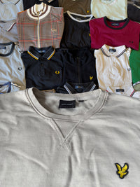 Beiger Lyle & Scott Baumwoll-Sweatshirt mit Rundhalsausschnitt, V-Einsatz und gelbem Logo-Stick auf der Brust.