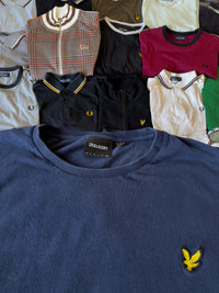 Dunkelblaues Lyle & Scott Langarmshirt aus Baumwolle mit gelbem Logo-Stick auf der Brust in einer Auswahl an Oberteilen