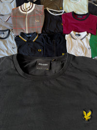 Schwarzes Lyle & Scott Langarmshirt aus Baumwolle mit ikonischem gelbem Adler-Logo auf der Brust