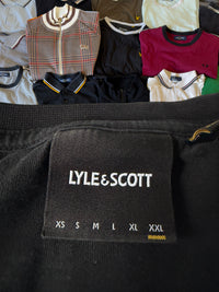 Schwarzes Lyle & Scott Langarmshirt aus Baumwolle mit gesticktem Logo-Etikett im Fokus